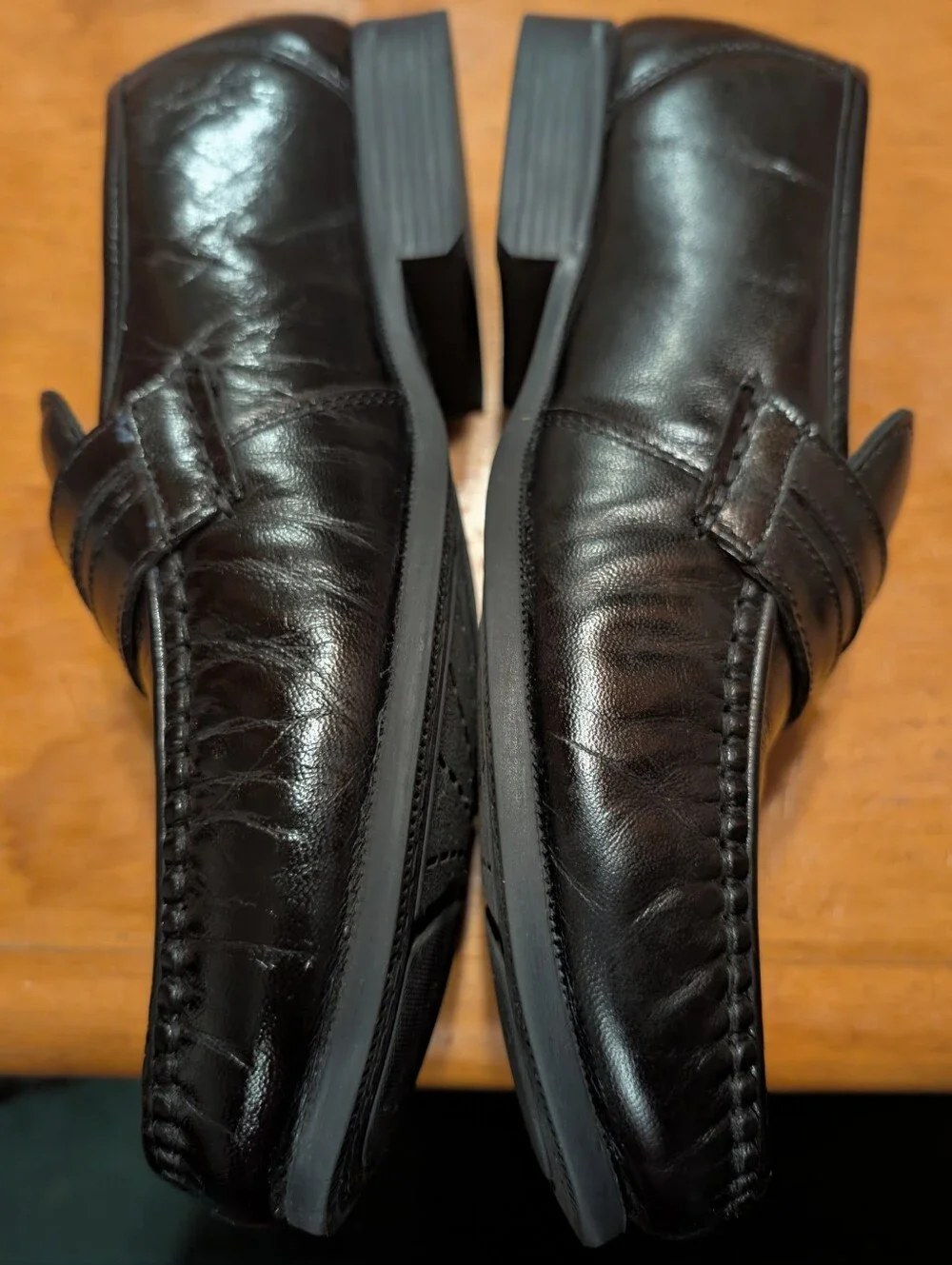 John Romaine Men's Sleek Classic Black Leather Penny Loafers Size 10. EUC